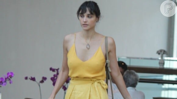 Débora Nascimento usou look todo amarelo em dia de compras no Rio de Janeiro nesta segunda-feira, 25 de março de 2019