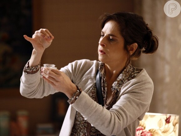 Cora (Drica Moraes) está armando um teste DNA forjado para comprovar que José Alfredo (Alexandre Nero) é pai de Cristina (Leandra Leal), em 'Império'