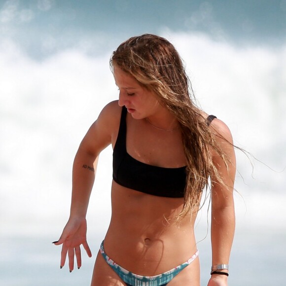 Bruna Griphao exibiu a barriga seca em praia do Rio nesta quarta-feira, 27 de março de 2019