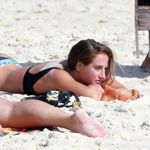 Bruna Griphao curtiu dia de sol em praia do Rio nesta quarta-feira, 27 de março de 2019