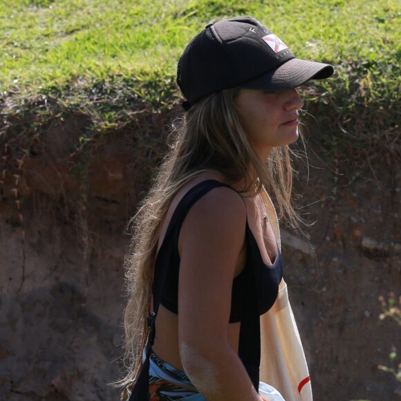 Bruna Griphao foi clicada deixando praia do Rio nesta quarta-feira, 27 de março de 2019