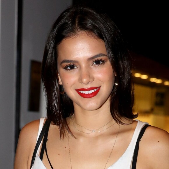 Bruna Marquezine ganha defesa de fã por viagem à Angola: 'Não busca holofotes'