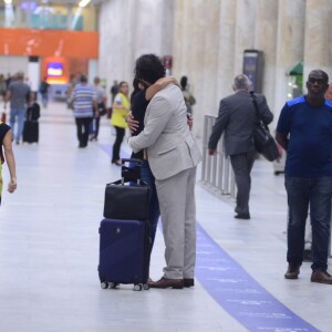 Fátima Bernardes buscou o namorado, Túlio Gadelha, em aeroporto do Rio