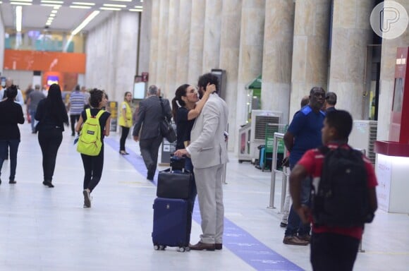 Fátima Bernardes recepcionou namorado, Túlio Gadelha, em aeroporto do Rio de Janeiro