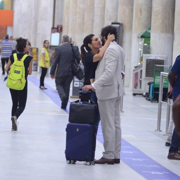 Fátima Bernardes recepcionou namorado, Túlio Gadelha, em aeroporto do Rio de Janeiro