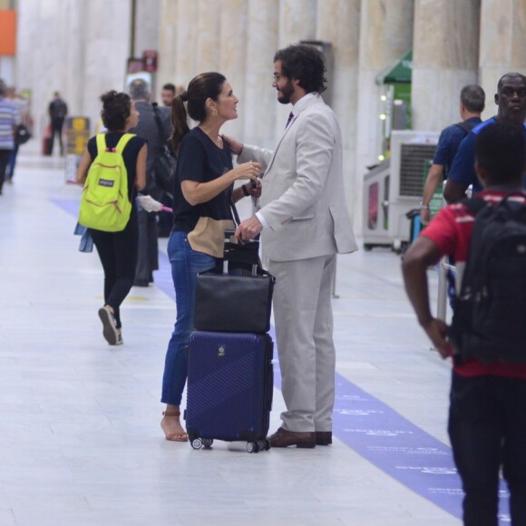 Fátima Bernardes foi fotografada com namorado, Túlio Gadêlha, em aeroporto do Rio