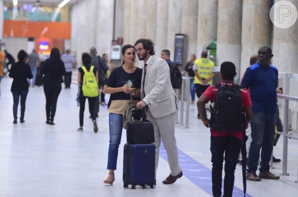 Túlio Gadelha encontrou namorada, Fátima Bernardes, em aeroporto do Rio