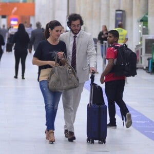 Túlio Gadelha e namorada, Fátima Bernardes, chamaram atenção em aeroporto do Rio