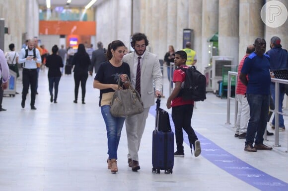 Túlio Gadelha e namorada, Fátima Bernardes, chamaram atenção em aeroporto do Rio