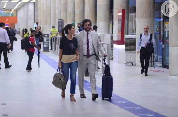 Túlio Gadelha e Fátima Bernardes atrairam olhares em aeroporto do Rio de Janeiro
