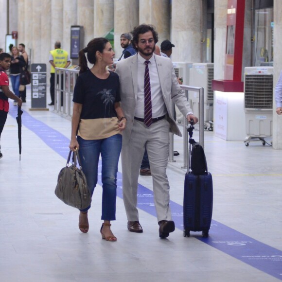 Túlio Gadelha e Fátima Bernardes atrairam olhares em aeroporto do Rio de Janeiro