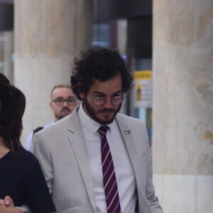 Túlio Gadelha andou de mãos dadas com Fátima Bernardes em saguão de aeroporto
