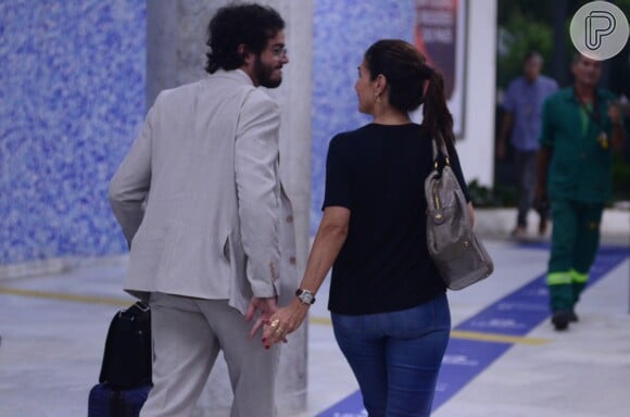 Fátima Bernardes foi fotografada de mãos dadas com Túlio Gadêlha em aeroporto