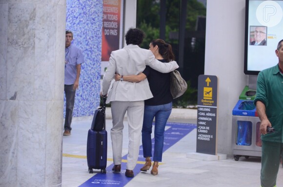 Túlio Gadelha e Fátima Bernardes deixaram aeroporto abraçados