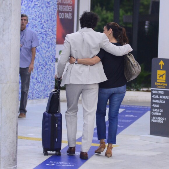 Túlio Gadelha e Fátima Bernardes deixaram aeroporto abraçados
