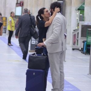 Fátima Bernardes matou saudade do namorado, Túlio Gadêlha, em aeroporto do Rio nesta quinta-feira, 28 de março de 2018