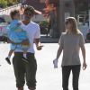 Ellen Pompeo e Chris Ivery caminham com Stella, primeira filha do casal