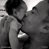 Chris Ivery, marido de Ellen Pompeo, beija sua segunda filha, Sienna
