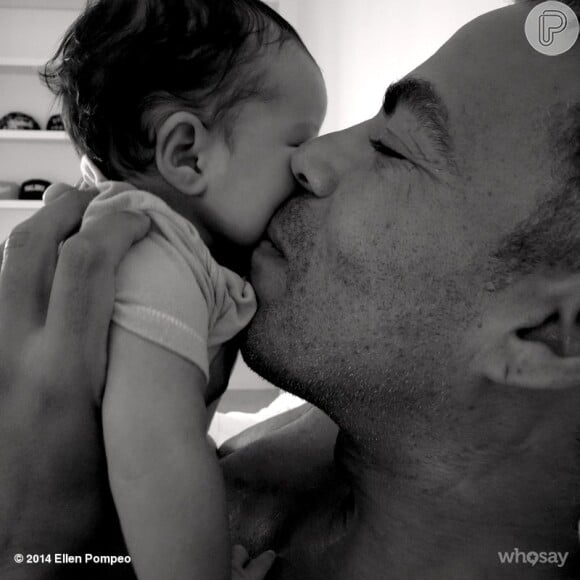 Chris Ivery, marido de Ellen Pompeo, beija sua segunda filha, Sienna