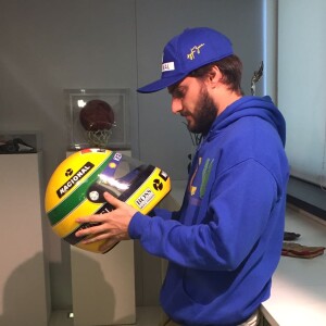 Hugo Bonemer ficou conhecido por trabalhos na TV Globo e por ser protagonista da versão brasileira do musical da 'Broadway Hair', de Ayrton Senna