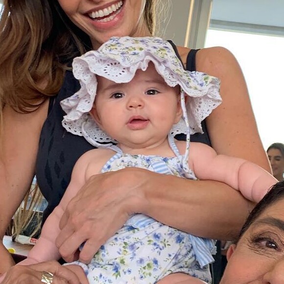 Zoe aparece com look florido no colo de Sabrina Sato, em 31 de março de 2019