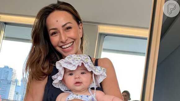 Filha de Sabrina Sato, Zoe ganha elogios por look florido em foto no Instagram postado pela mãe neste domingo, 31 de maio de 2019