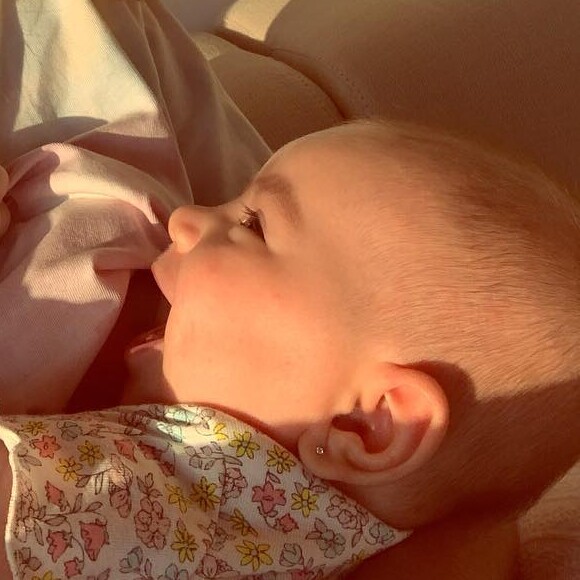 Sabrina Sato deu de mamar à Zoe aproveitando o sol desta manhã, 1º de abril de 2019
