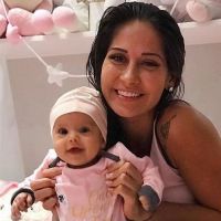 Mayra Cardi introduz frutas na alimentação da filha, Sophia: 'Uma linha vegana'