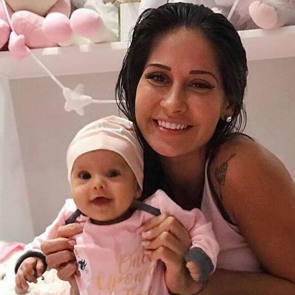 Mayra Cardi introduz frutas na alimentação da filha, Sophia: 'Uma linha vegana'