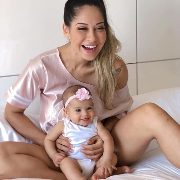 Mayra Cardi passou a introduzir frutas na alimentação da filha, Sophia, de cinco meses