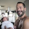 Malvino Salvador posa com a filha, Ayra, no colo e não esconde a felicidade no Instagram, na noite desta sexta-feira, 3 de outubro de 2014