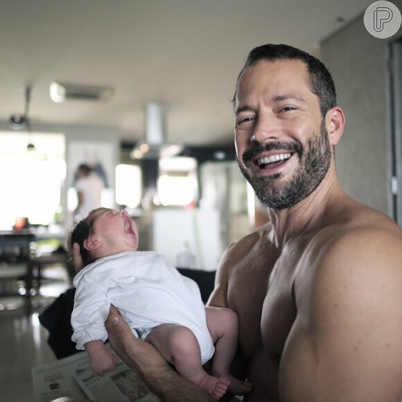 Malvino Salvador posa com a filha, Ayra, no colo e não esconde a felicidade no Instagram, na noite desta sexta-feira, 3 de outubro de 2014