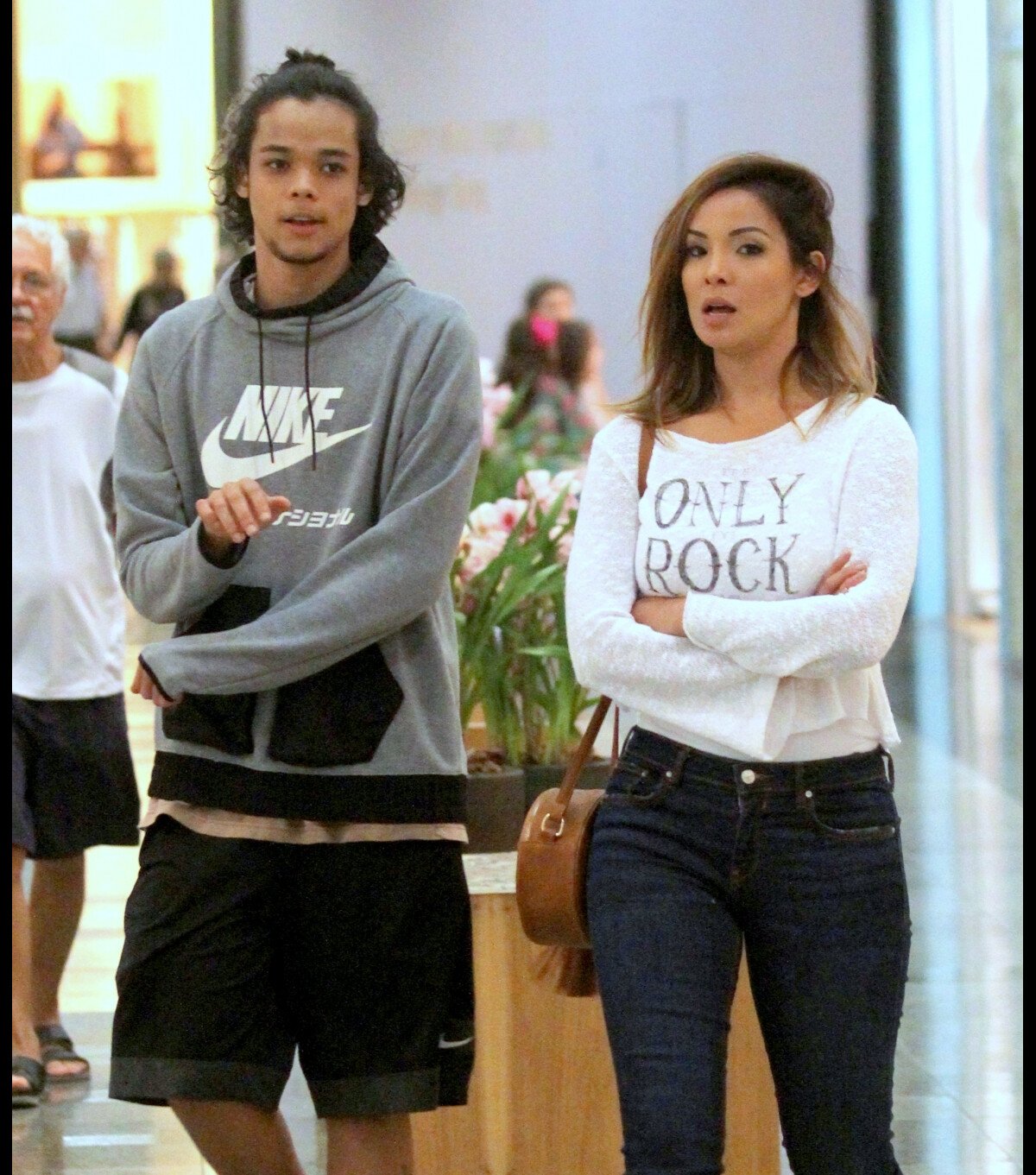 Foto: Carol Nakamura desfila por aí com uma cópia sua. Juan é filho da  atriz e, aos 20 anos, parece irmão da mãe de 35. - Purepeople