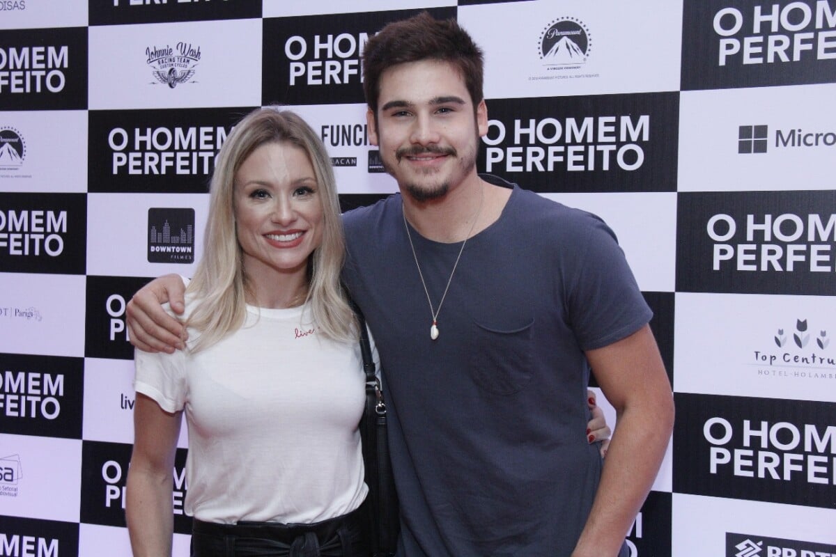 Foto A M E De Nicolas Prattes Giselle Prattes Famosa Entre As F S Do Ator Dona De Um Canal