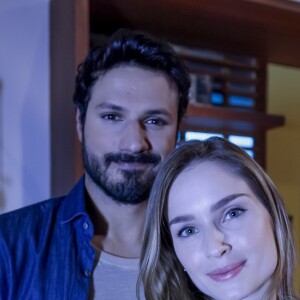 Luísa vê Nadine e Marcelo abraçados na novela 'As Aventuras de Poliana'.