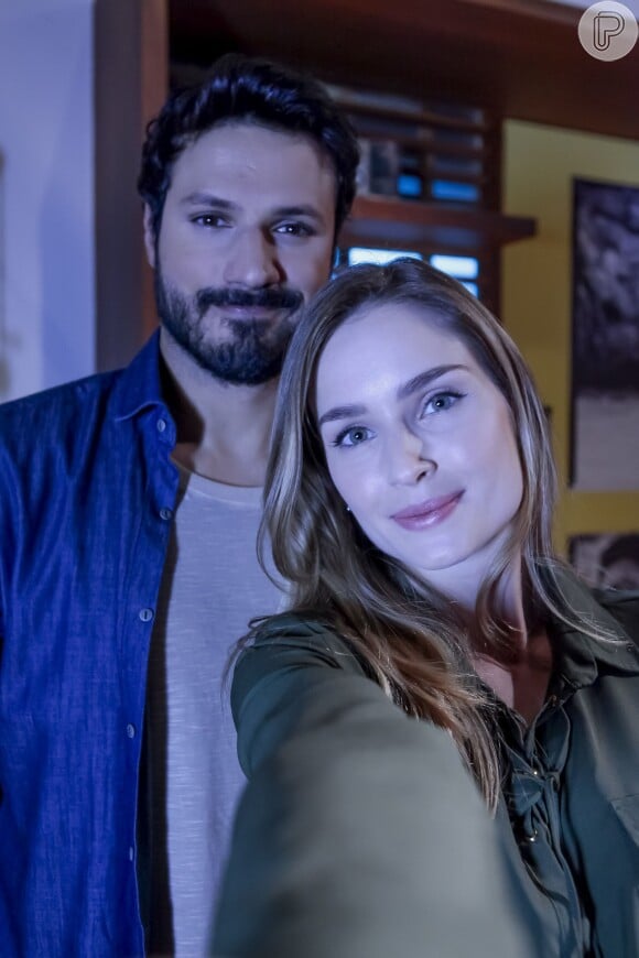 Luísa vê Nadine e Marcelo abraçados na novela 'As Aventuras de Poliana'.
