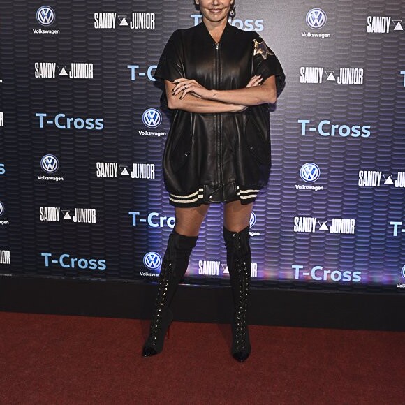 Deborah Secco usou uma bota Louboutin em show de Sandy e Junior, nesta terça-feira, dia 02 de abril de 2019
