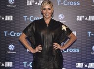 Estilosa! Deborah Secco alia vestido estilo jaqueta bomber com bota de R$ 6 mil
