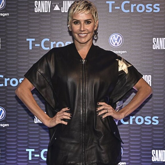 Deborah Secco aposta em vestido estilo jaqueta bomber para show de Sandy e Junior, nesta terça-feira, dia 02 de abril de 2019