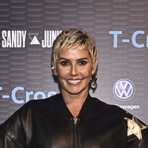 Deborah Secco escolher vestido com aplicações em dourado para show de Sandy e Junior, nesta terça-feira, dia 02 de abril de 2019