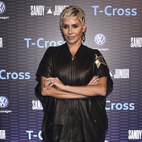 Deborah Secco usa vestido inspirado em jaqueta trend para show de Sandy e Junior, nesta terça-feira, dia 02 de abril de 2019