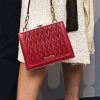 Camila Queiroz combinou o look all white com uma bolsa Miu Miu vermelha com textura