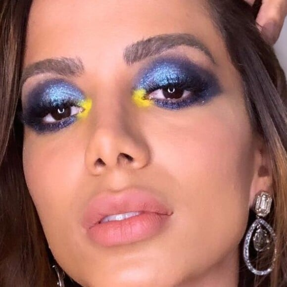 Anitta mandou recado para os fãs que divulgarem seu novo álbum, 'Kisses', antes do lançamento no Brasil. 'Qualquer rede que subir o arquivo da música, infelizmente, vai cair o perfil', disse ela em vídeo nos stories do Instagram. 