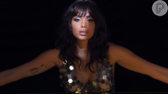 Anitta disse em vídeo que ela e a gravadora contam com um robô para desativar as contas que divulgarem as músicas do disco 'Kisses' antes do lançamento.