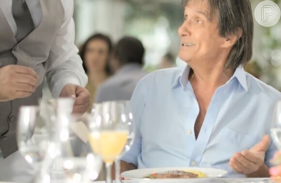 Roberto Carlos firmou contrato com a Friboi em janeiro de 2014 para estrelar comerciais. Cantor foi 'acusado' de não comer carne durante um filmete