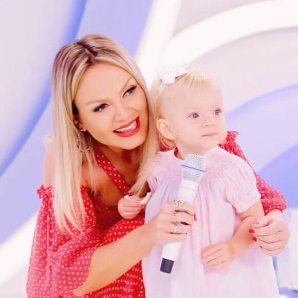 Eliana levou os filhos, Arthur, de 7 anos, e Manuela, de 1, ao palco do seu programa no SBT