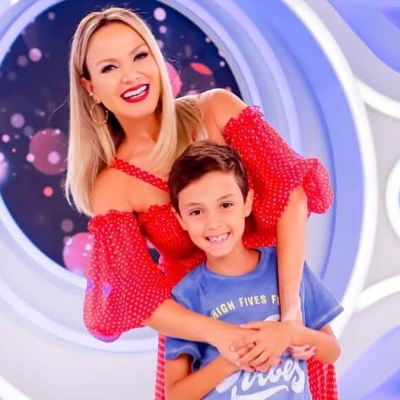 Eliana recebeu a visita do filho Arthur, de 7 anos, em seu programa no SBT