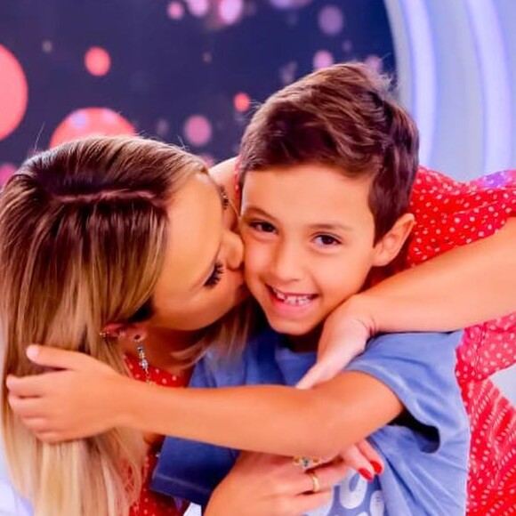 Eliana paparicou o primogênito, Arthur, de 7 anos, ao receber sua visita em programa do SBT