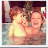Leticia Birkheuer curtindo uma piscina com o filho
