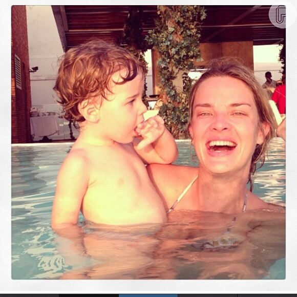 Leticia Birkheuer curtindo uma piscina com o filho